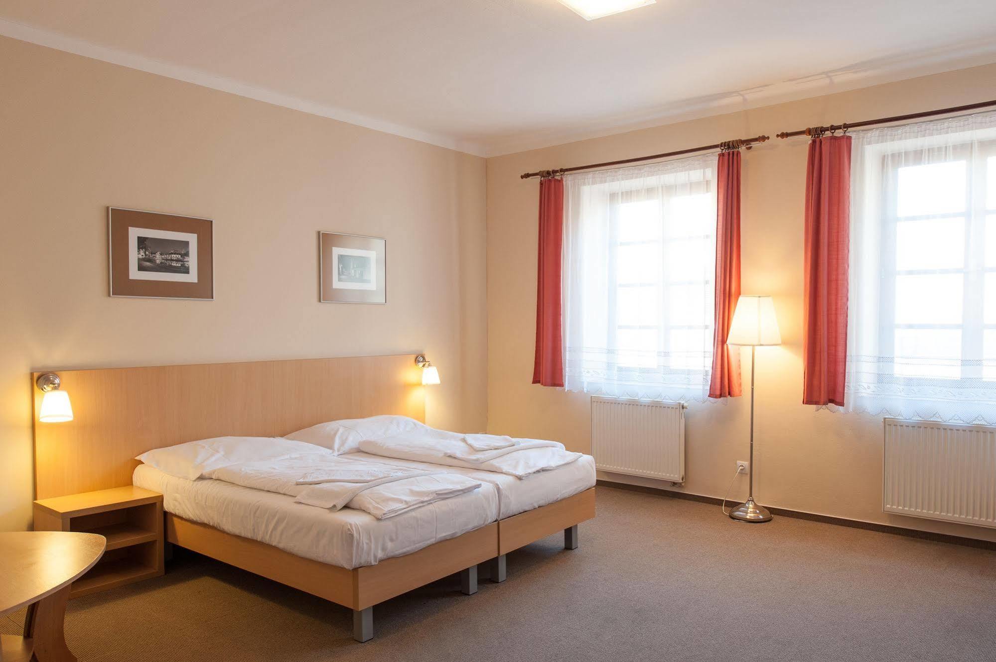 Hotel V Centru Τσέσκε Μπουντεγιόβιτσε Εξωτερικό φωτογραφία