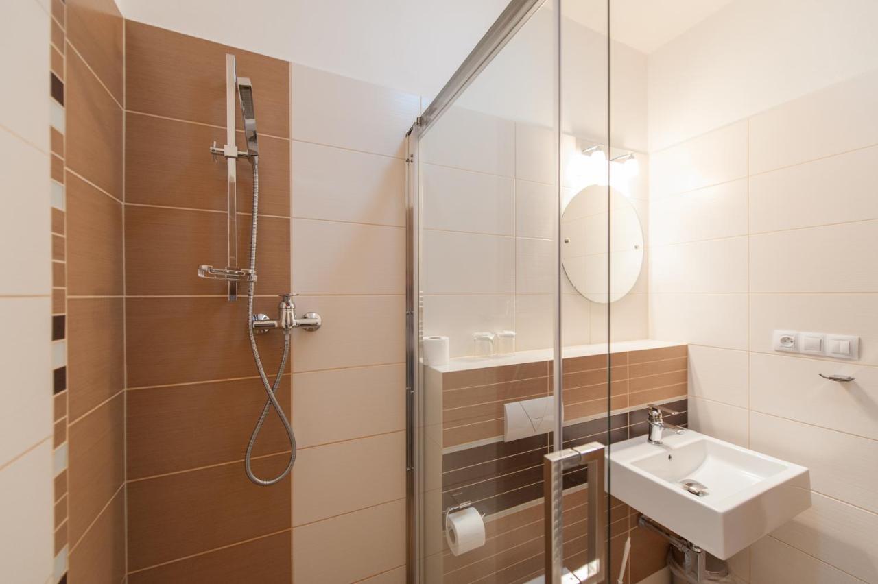 Hotel V Centru Τσέσκε Μπουντεγιόβιτσε Εξωτερικό φωτογραφία